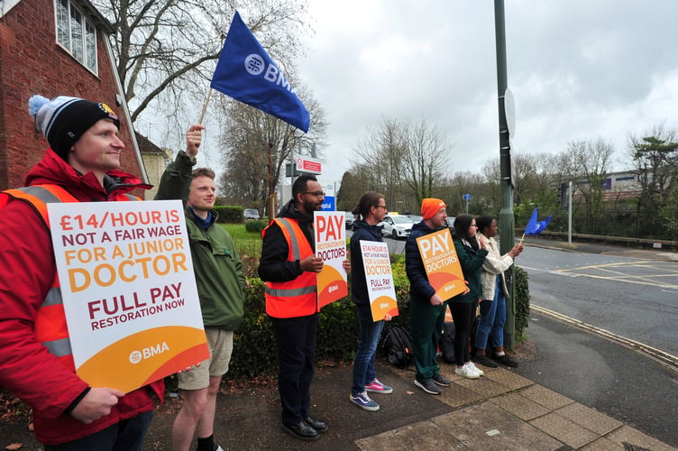 MDA110423A_SP001  Photo: Steve Pope 

Junior doctors on the picket line outside Torbay Hospital in South Devon this morning (April 11) as a nationwide 96-hour strike gets underway.