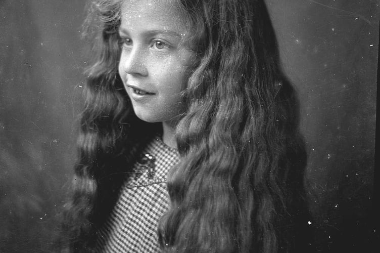 Ladies' hairdressing study: small girl with long hair.